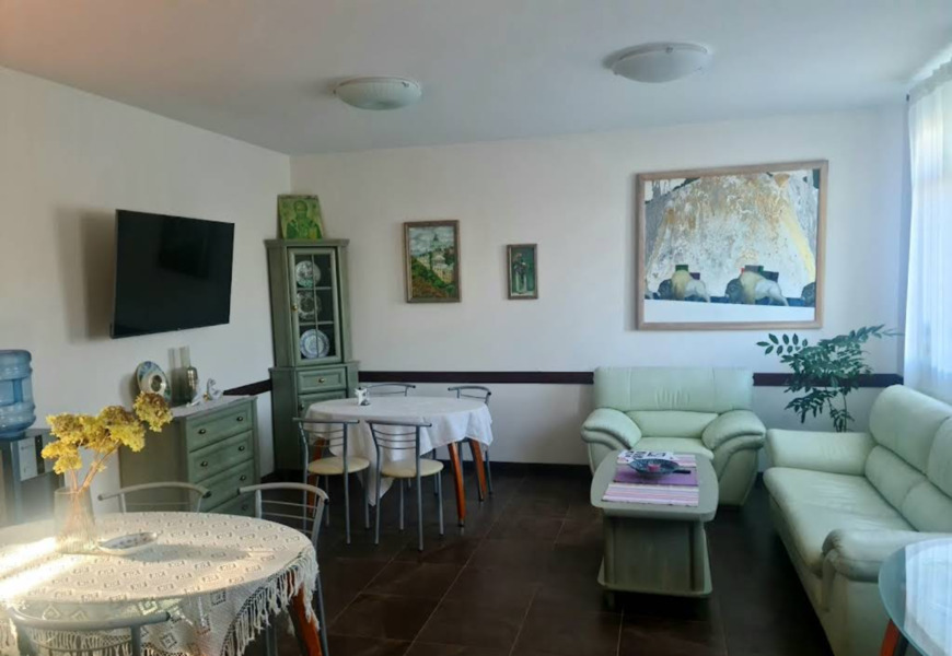 Простора вітальня для спілкування в геріатричному пансіонаті під Києвом