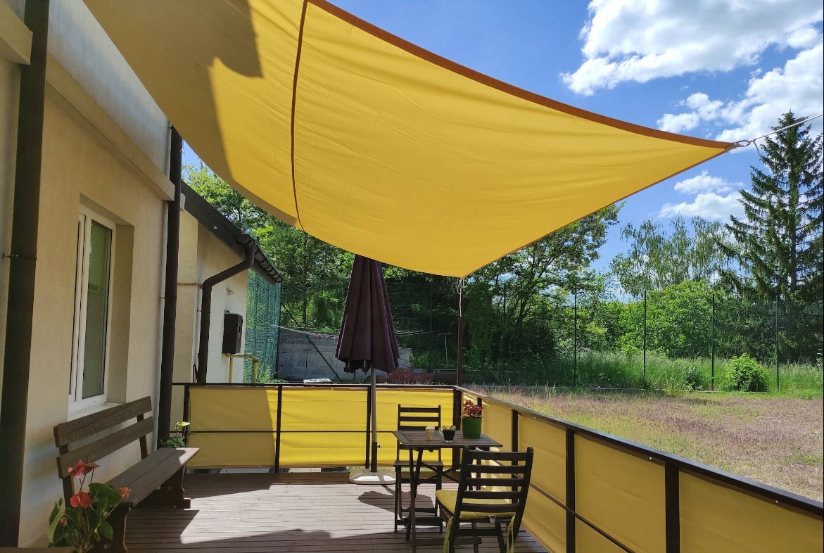 Літня тераса для відпочинку в приватному пансіонаті Ікіґай