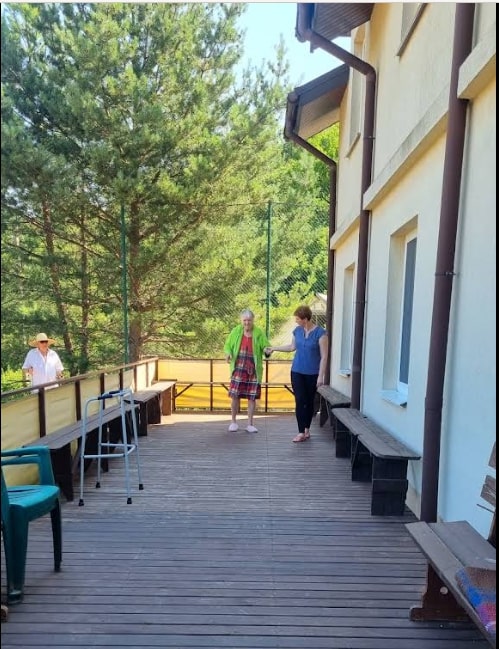 Реабілітація після інсульту: прогулянки з доглядальницею